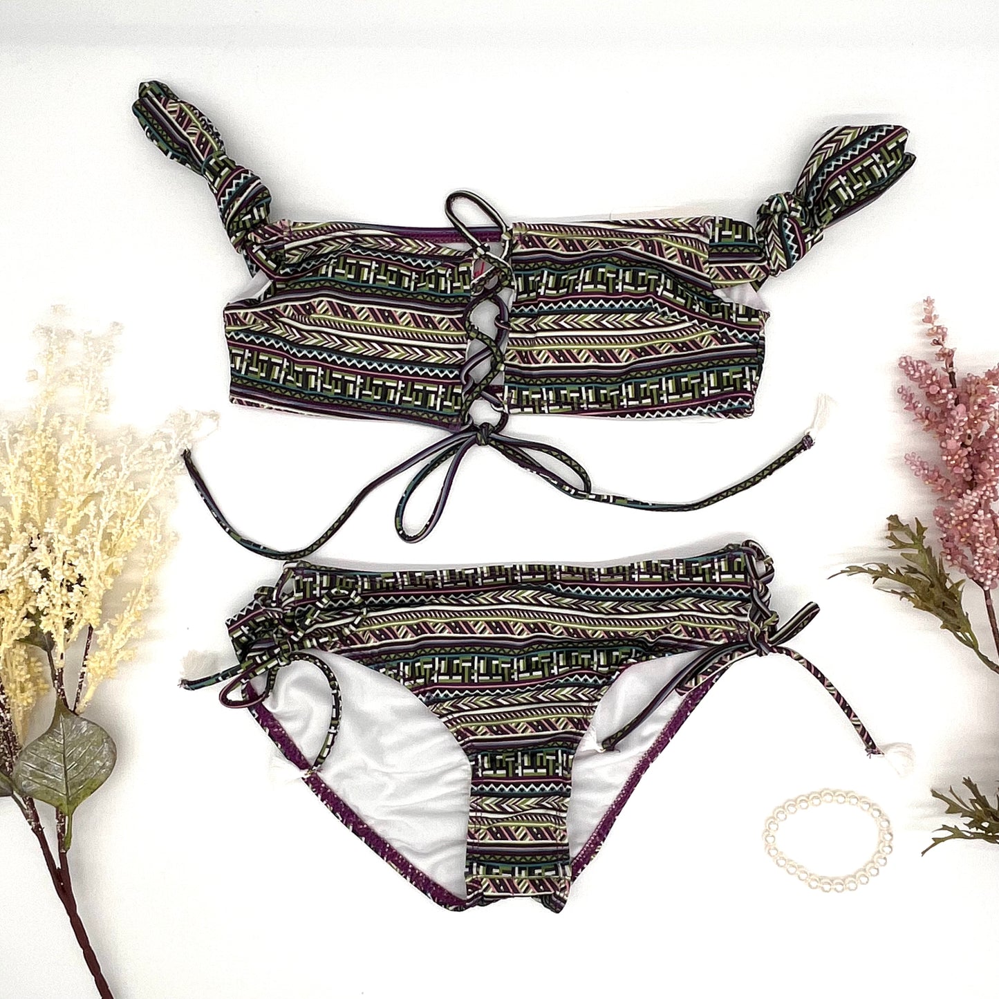 Bikini morado strapless con pompones dos piezas
